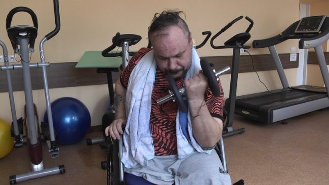 Боєць із Луцька, який втратив ноги на війні, збирає гроші на протези. ВІДЕО