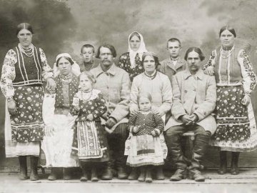 Мешканці волинського села на столітніх фото
