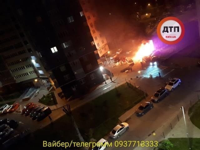 У Києві – масштабна пожежа: згоріло п'ять автівок