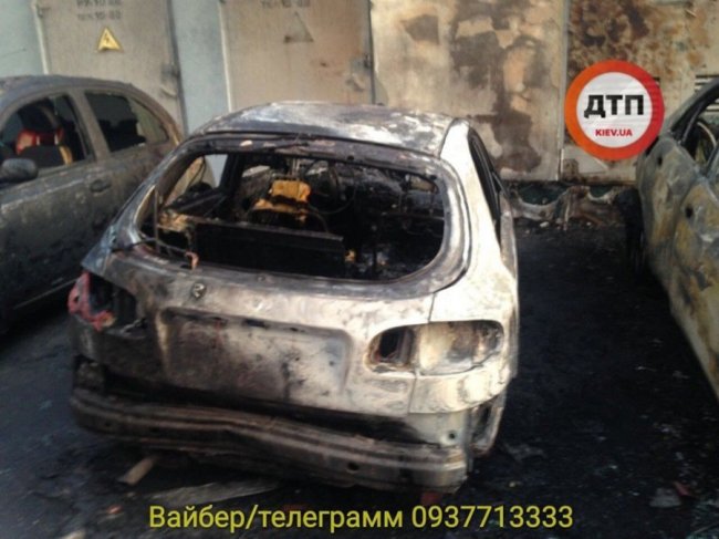 У Києві – масштабна пожежа: згоріло п'ять автівок