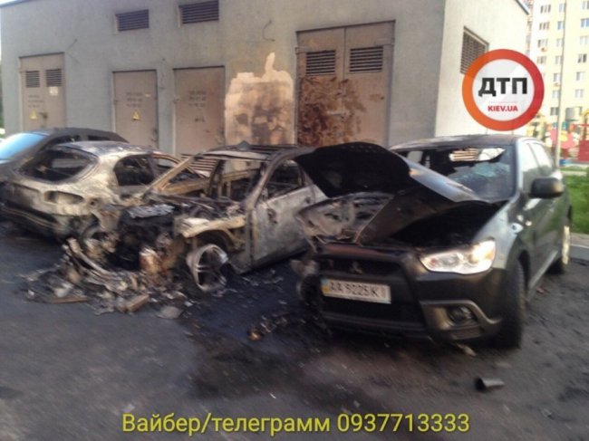 У Києві – масштабна пожежа: згоріло п'ять автівок