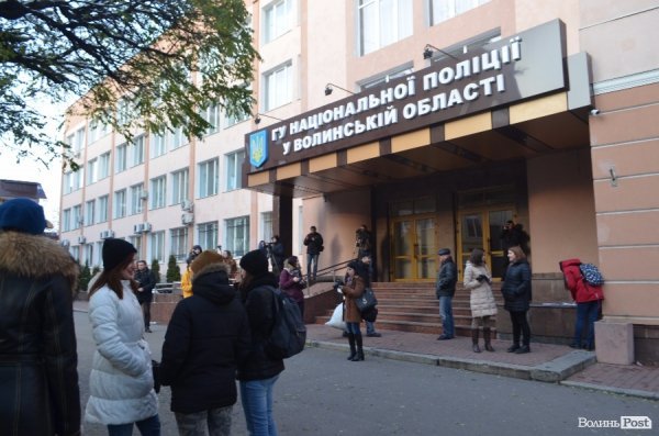 У Луцьку активісти висловили вимоги щодо кадрових призначень в оновлену поліцію. ФОТО. ВІДЕО. ДОКУМЕНТ