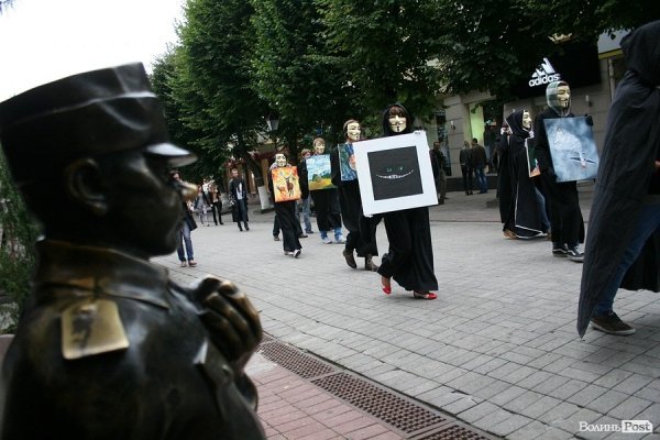 По Луцьку ходила «чортівня» з картинами. ФОТО