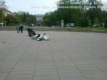 У центральному парку Луцька незаконно розміщували електросамокати та дитячі електромобілі