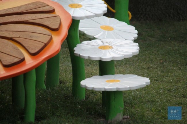 На Волині біля храму облаштовують яскравий дитячий майданчик