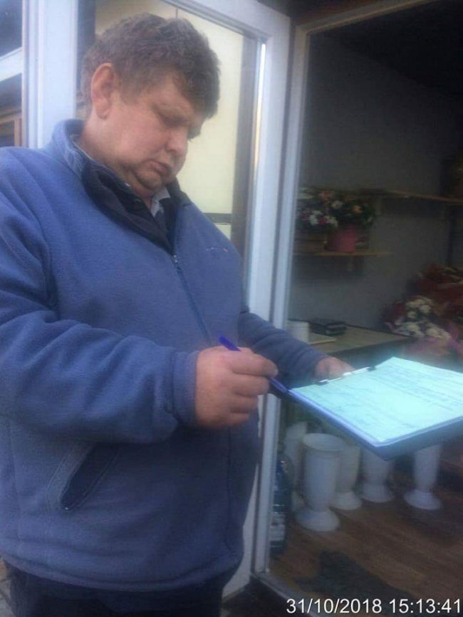 У Луцьку квіткар вкрав плити з «алеї троянд». ФОТО