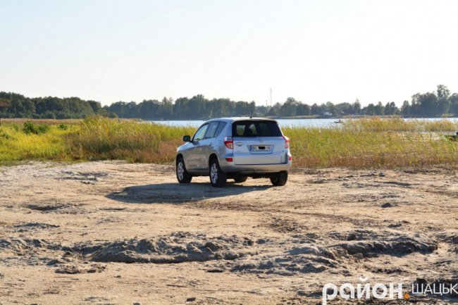 Автохам припаркувався в озері Світязь. ФОТО