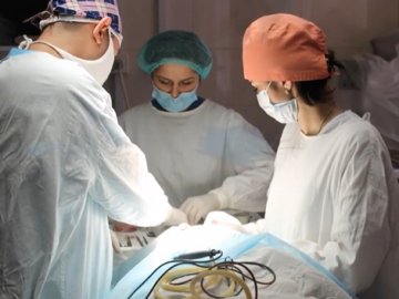 У волинській лікарні вперше жінці пересадили хрящі з вух у ніс. ВІДЕО