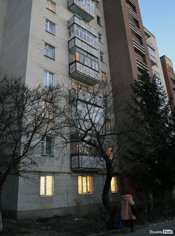 Мешканці луцької багатоповерхівки бояться, що їх будинок завалиться. ФОТО 