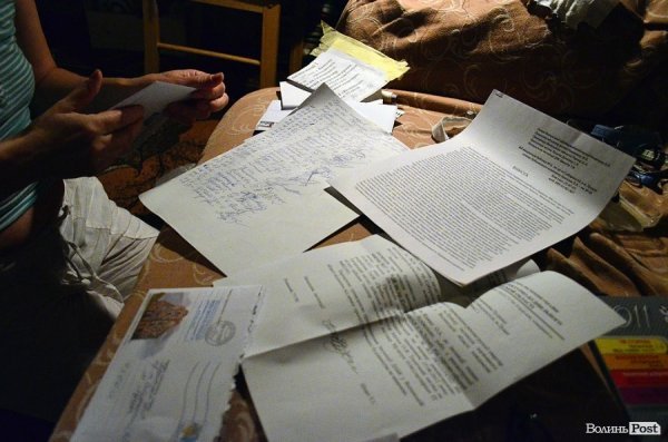 Лариса Кратюк демонструє відписки чиновників