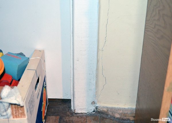 Така тріщина з'явилася у квартирі активістки на 6-му поверсі після того, як будівельники працювали з відбійними молотками