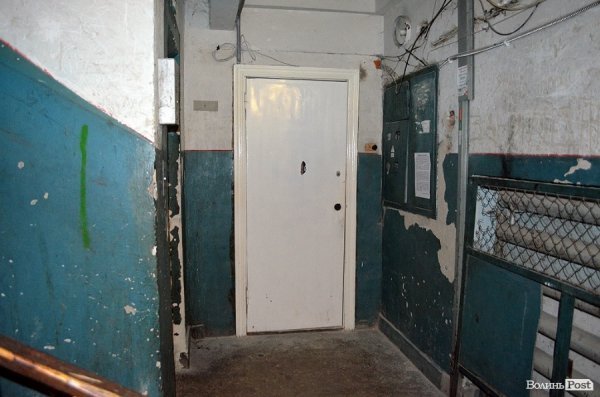 Будинку уже 25 років, а ремонту під'їзд не бачить роками