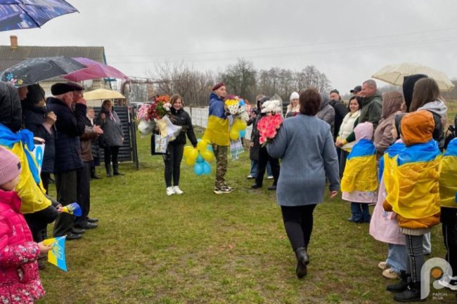 У рідному селі на Волині зустріли звільненого з полону воїна-десантника. ФОТО