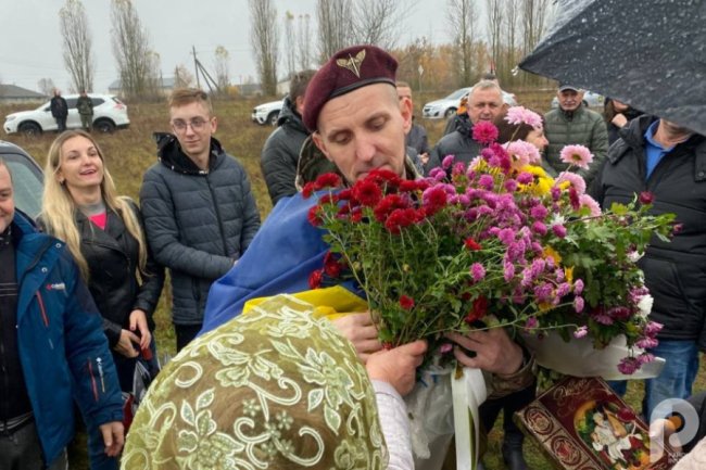 У рідному селі на Волині зустріли звільненого з полону воїна-десантника. ФОТО