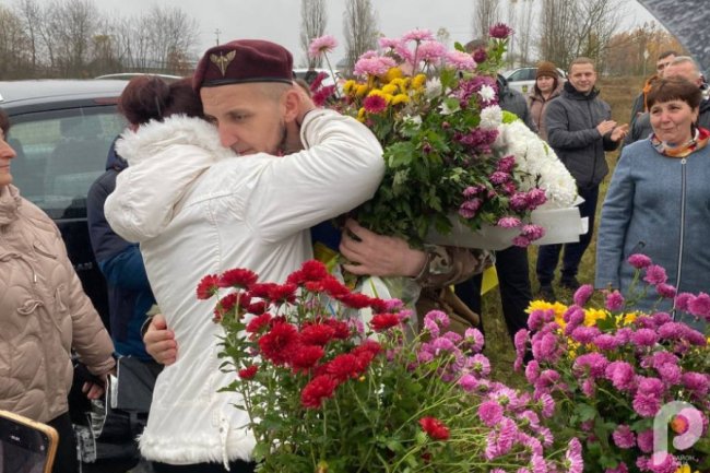 У рідному селі на Волині зустріли звільненого з полону воїна-десантника. ФОТО