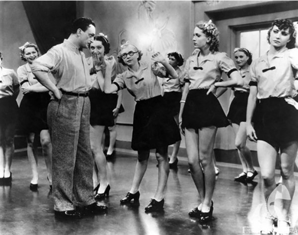 Кадр із фільму «Дівчата з Новолипок» (1937)