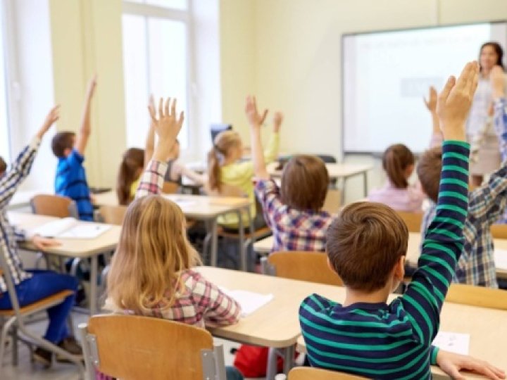 «Сидять на уроках в напівтемряві»: лучани скаржаться на умови навчання дітей через вимкнення світла