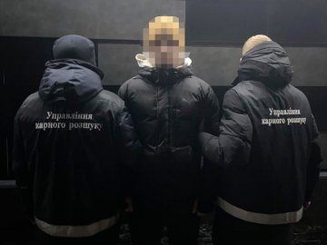 У лучанина посеред вулиці знайшли пакунок з наркотиками. ФОТО