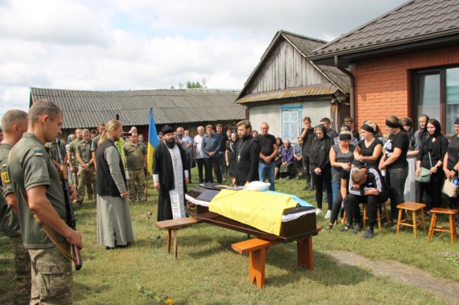 На Волині попрощалися із загиблим на війні  Героєм Леонідом Романцем. ФОТО