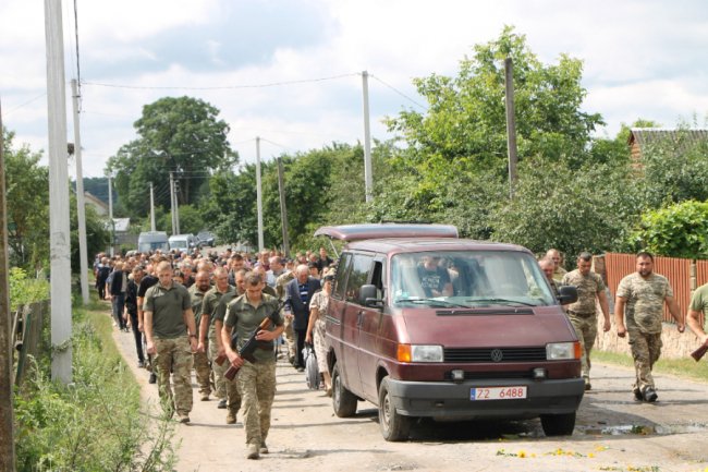 На Волині попрощалися із загиблим на війні  Героєм Леонідом Романцем. ФОТО