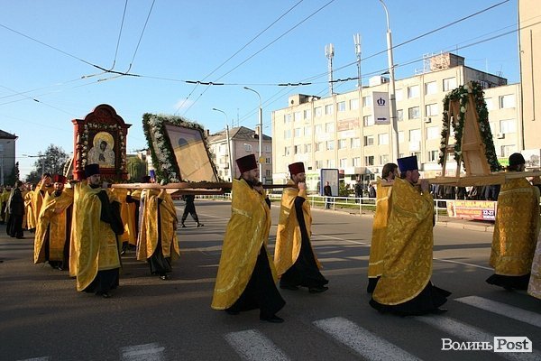 Вулицями Луцька пронесли чудотворні ікони та мощі святих. ФОТО