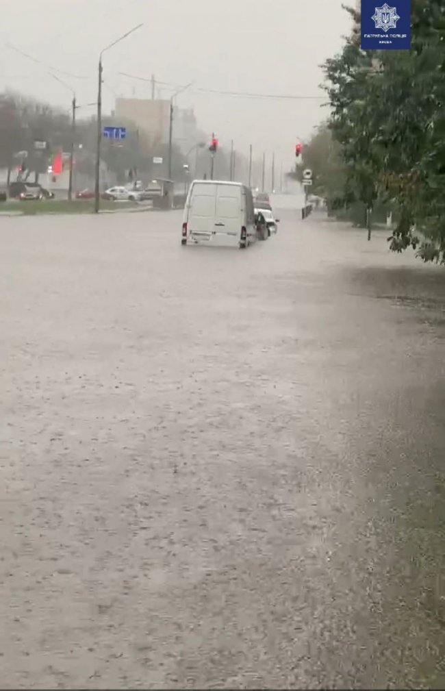 Київ «поплив» через потужну зливу. ВІДЕО