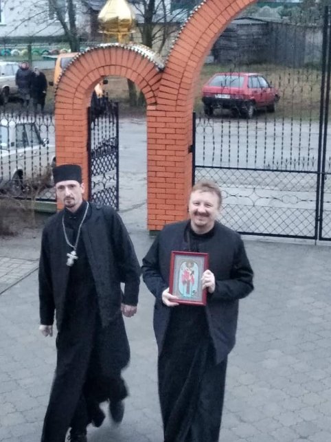 Волинському храму подарували ікону з частинкою риз святого