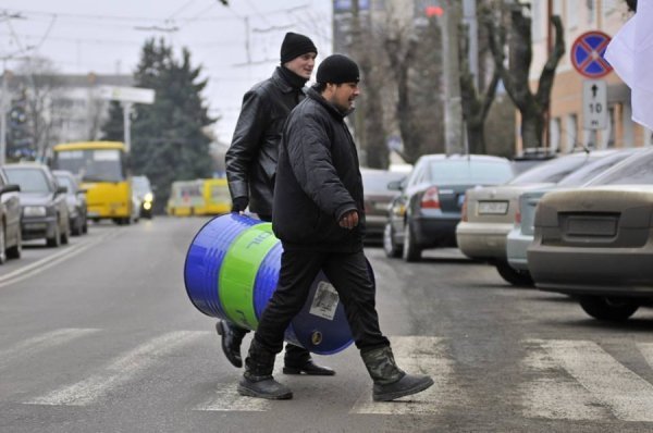 «Сидячий» пікет під прокуратурою Волині. ФОТО