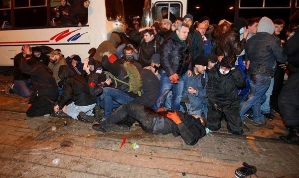 На передньому плані загиблий чоловік