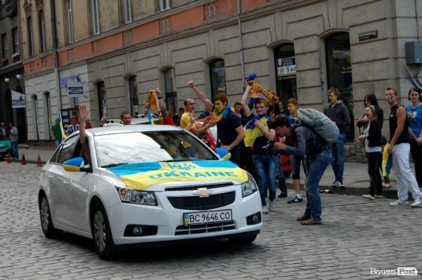 Як у Львові вболівали за Україну в матчі з Францією. ФОТО