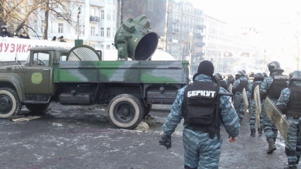 «Зворотній бік» Грушевського: військова техніка і міліція. ФОТО