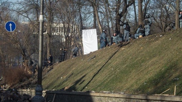 «Зворотній бік» Грушевського: військова техніка і міліція. ФОТО