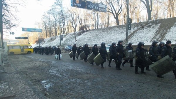 «Зворотній бік» Грушевського: військова техніка і міліція. ФОТО