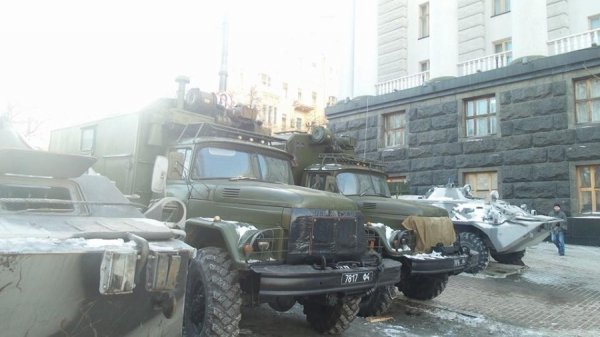 «Зворотній бік» Грушевського: військова техніка і міліція. ФОТО