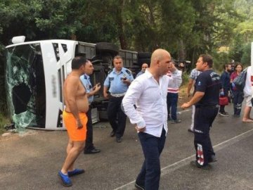 У Туреччині перекинувся автобус, 20 туристів постраждало