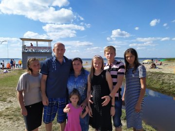 «Не ми вибираємо дітей, а вони нас»: у подружжя з Волині – троє прийомних доньок