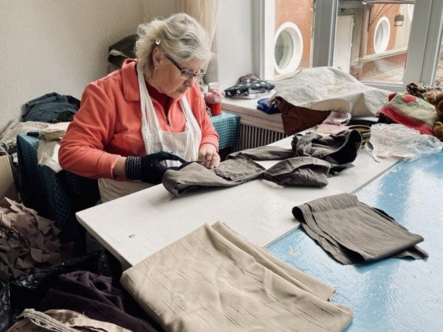 У волинському місті волонтери сплели 2000 маскувальних сіток для бійців. ФОТО