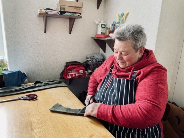 У волинському місті волонтери сплели 2000 маскувальних сіток для бійців. ФОТО