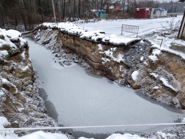 На кордоні облаштували протитанкові рови та інші загорожі, дороги замінували