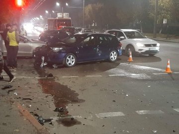 На Відродженні у Луцьку – подвійна аварія з потерпілим. ФОТО