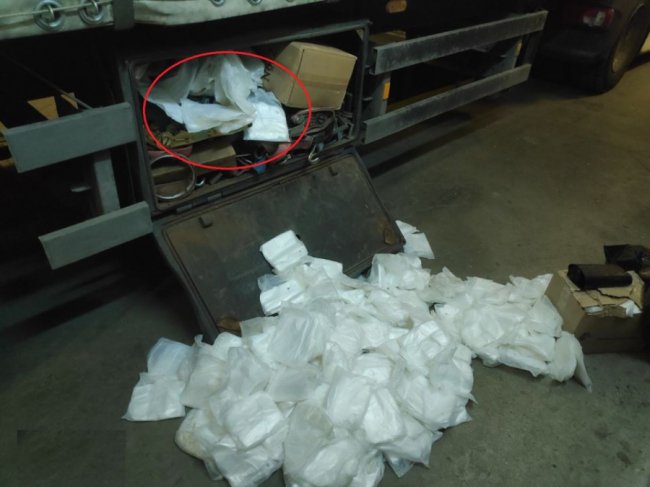 Через «Ягодин» поляк незаконно намагався провезти велику партію захисних рукавичок