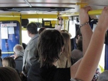 У Луцьку з маршрутки випала пасажирка