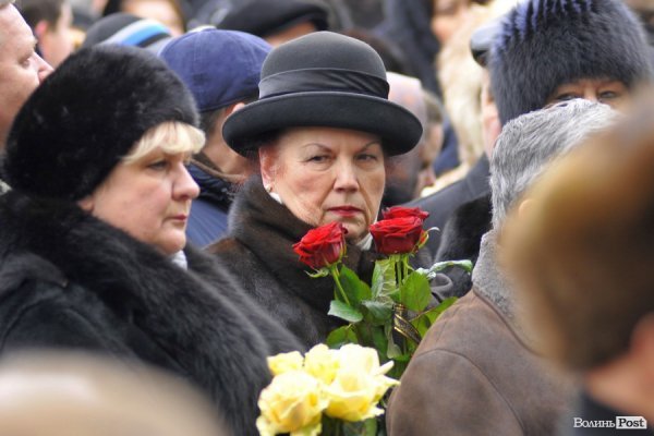 Фото прощання з міським головою Луцька Миколою Романюком