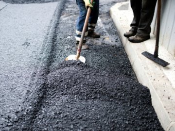 У Луцьку вимагають разом із дорогами ремонтувати тротуари 