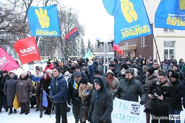У центрі Луцька люди ледь не побилися з міліцією. ФОТО