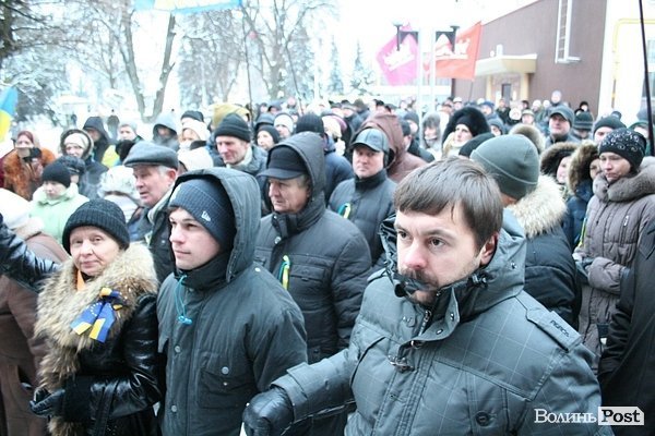 У центрі Луцька люди ледь не побилися з міліцією. ФОТО