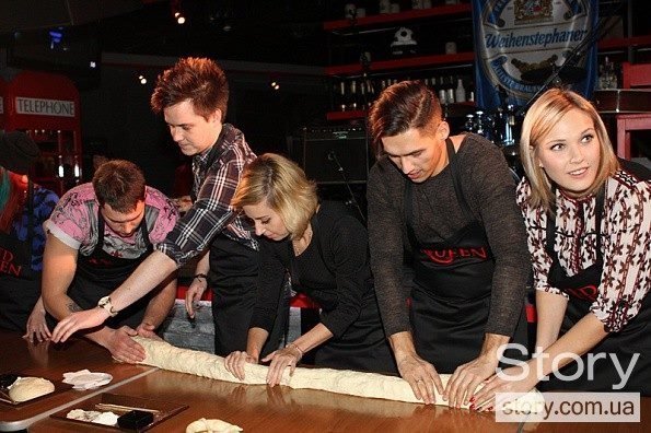 Волинянин-учасник «Х-фактору» та «Нової Хвилі» в Києві пече кренделі. ФОТО