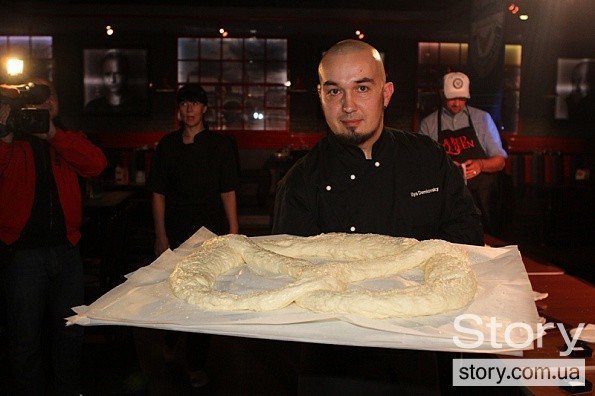 Волинянин-учасник «Х-фактору» та «Нової Хвилі» в Києві пече кренделі. ФОТО