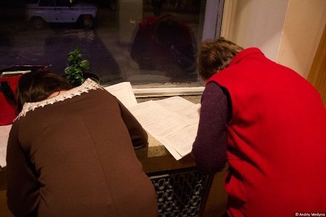 На одній із виборчих дільниць Волині протоколи переписували на підвіконнику. ФОТО