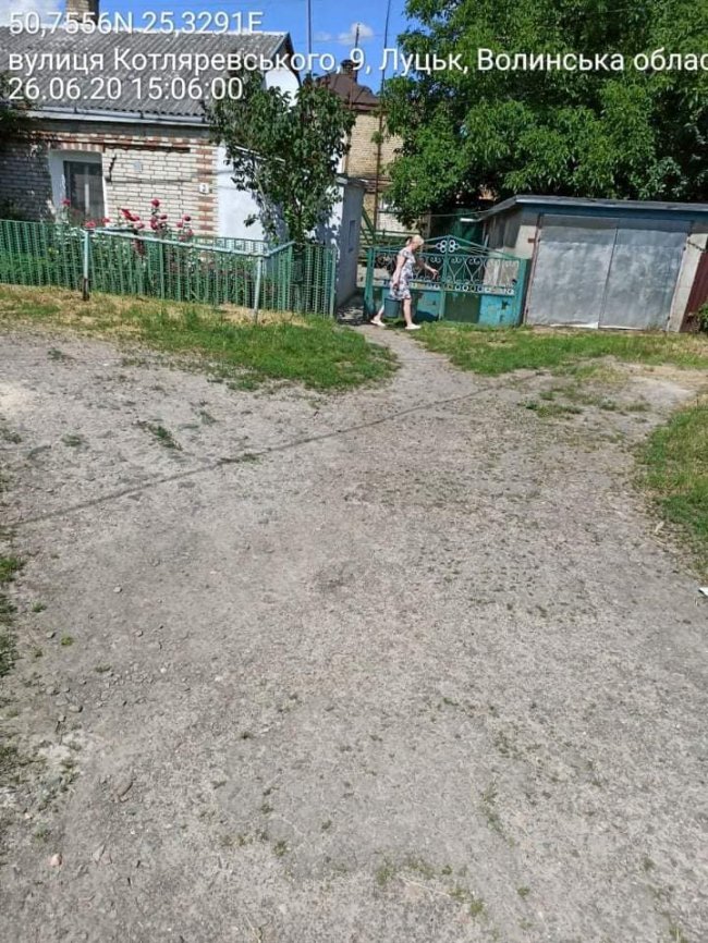 У Луцьку спіймали жінку, яка відрами виливала відходи на вулицю. ФОТО